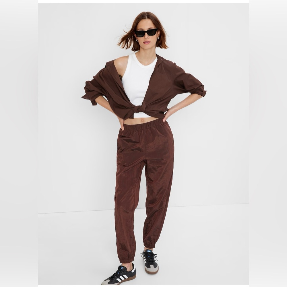 GapFit Lustre Windbreaker Jogger in Brown